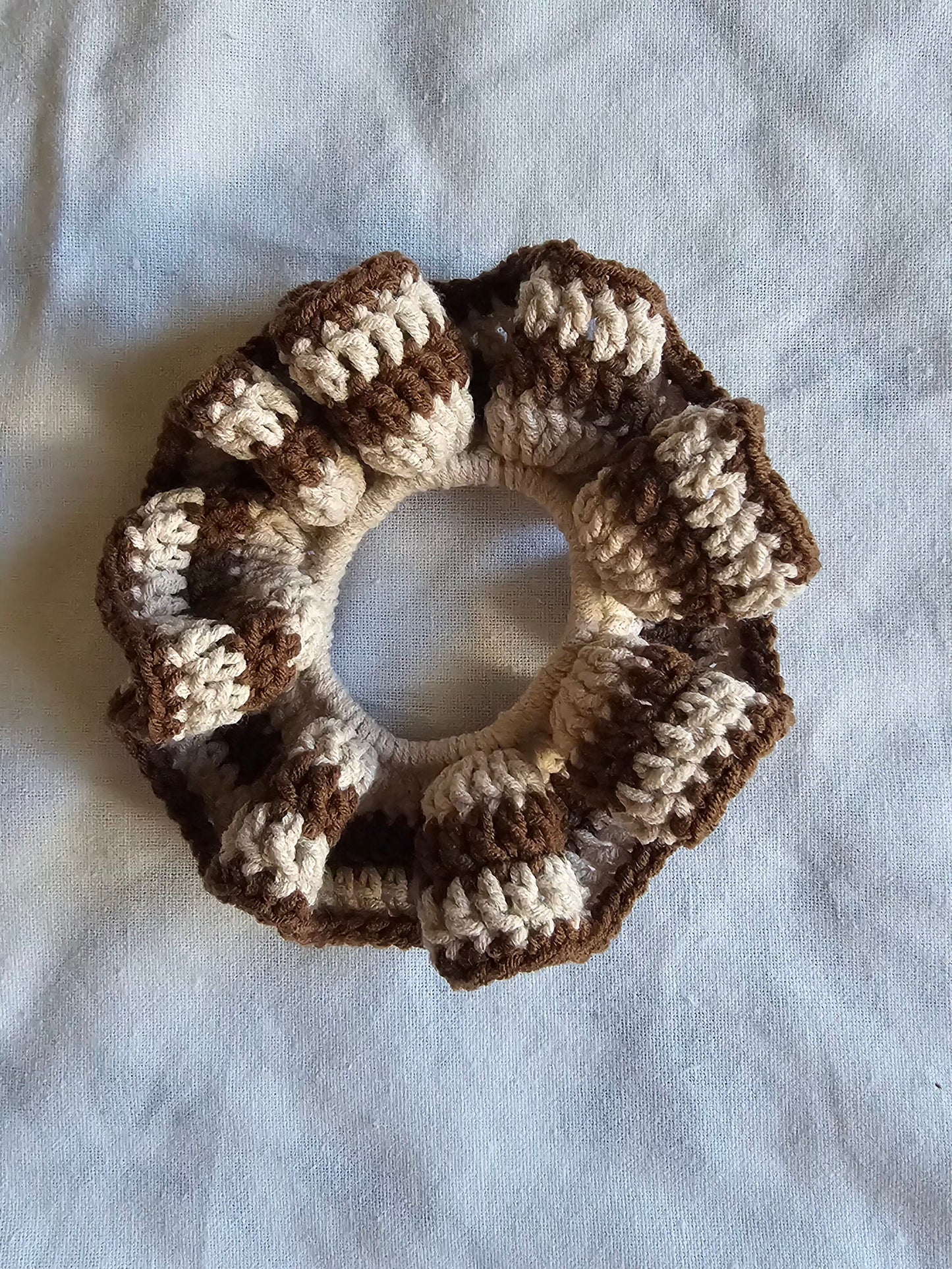 Crochet scrunchie (café latté)