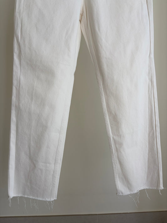 White Straight-Leg Jeans – Frayed Hem – Trendy Fit
