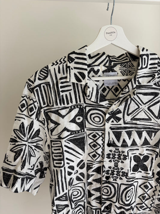 Black-and-white printed short-sleeve shirt