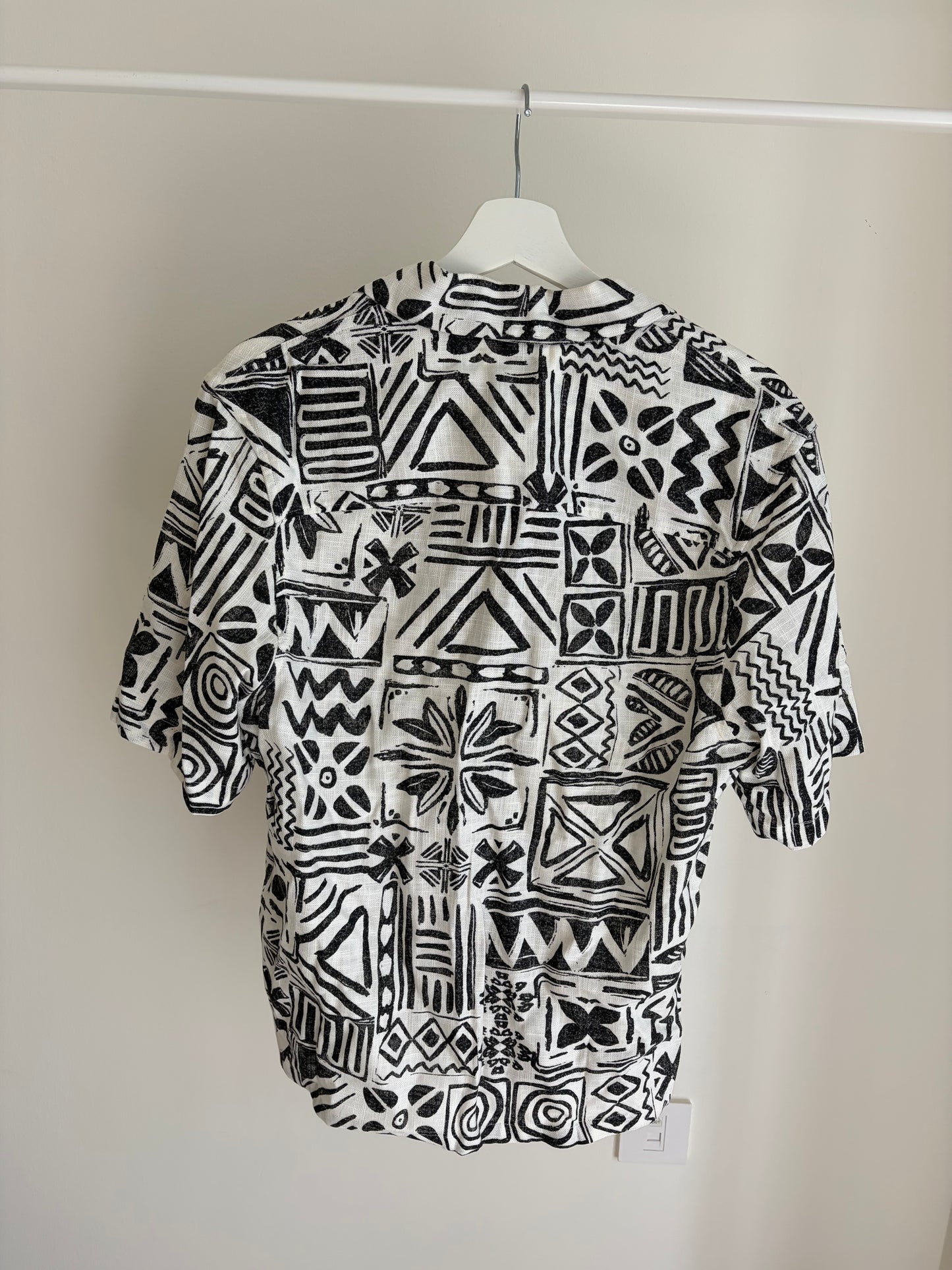 Black-and-white printed short-sleeve shirt