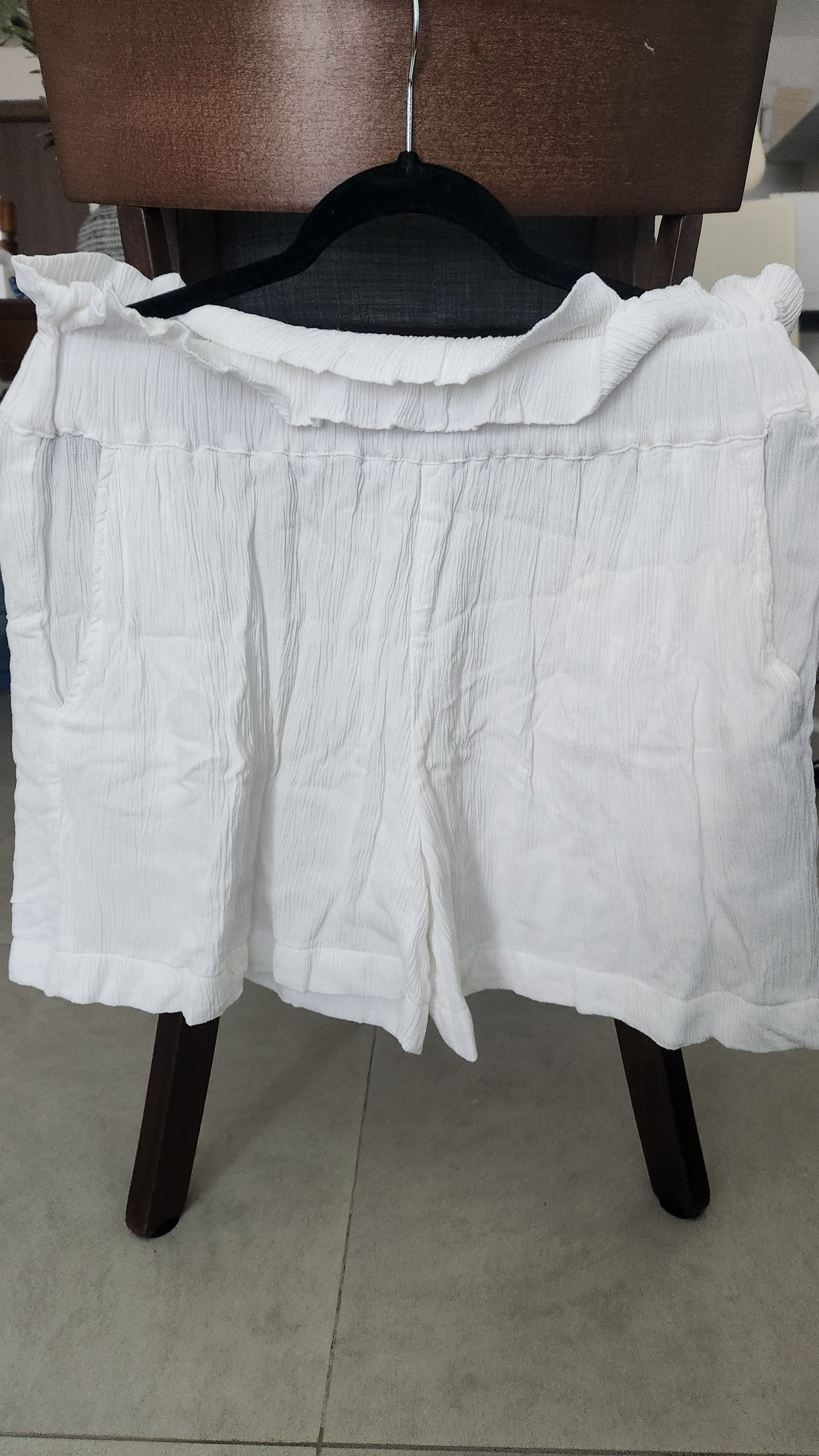 Chic Le Frique White Two-Piece Beach Set – Tie Front Bandeau & Shorts