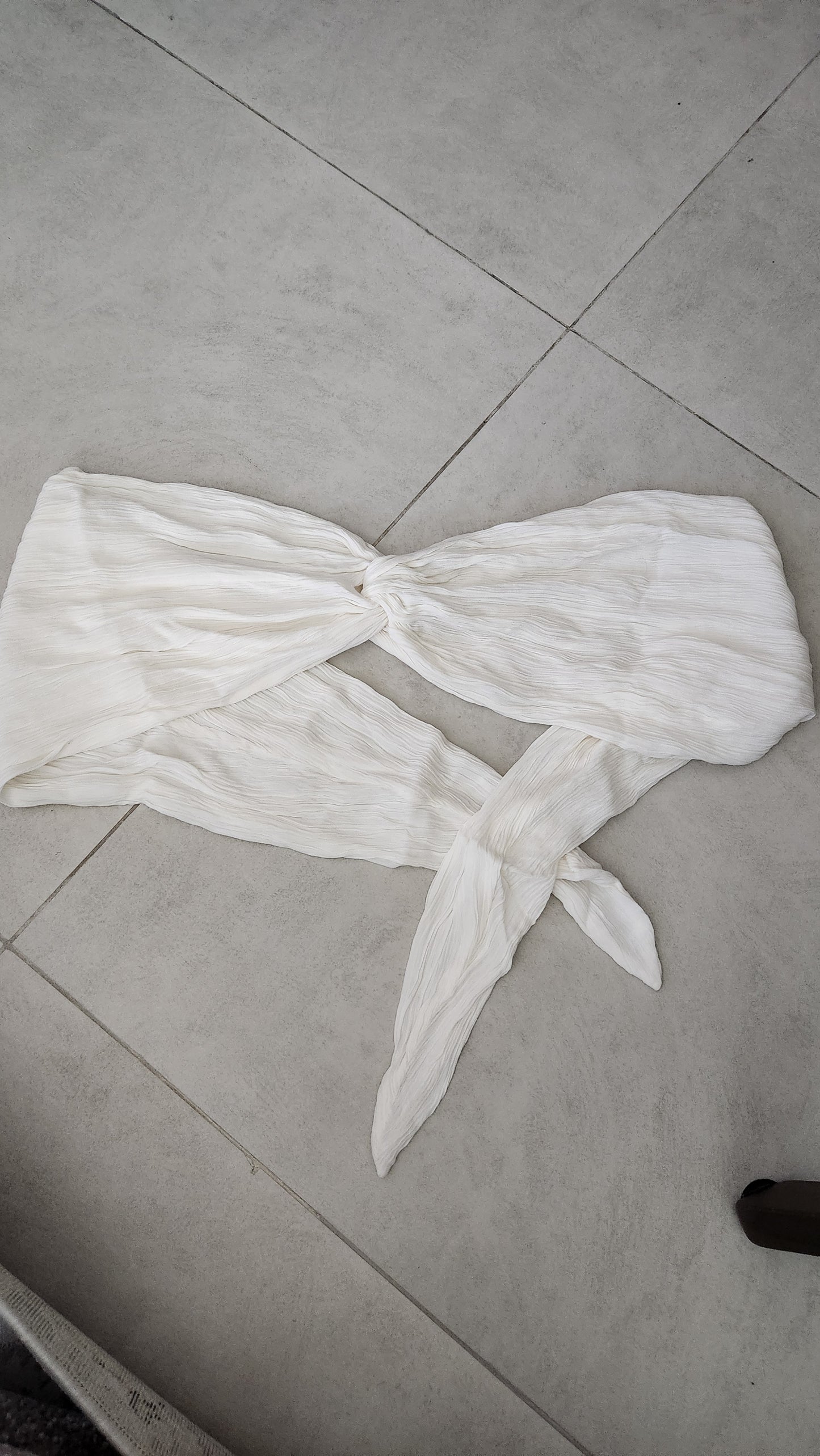 Chic Le Frique White Two-Piece Beach Set – Tie Front Bandeau & Shorts