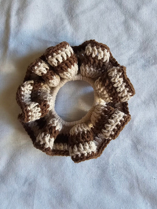 Crochet scrunchie (café latté)