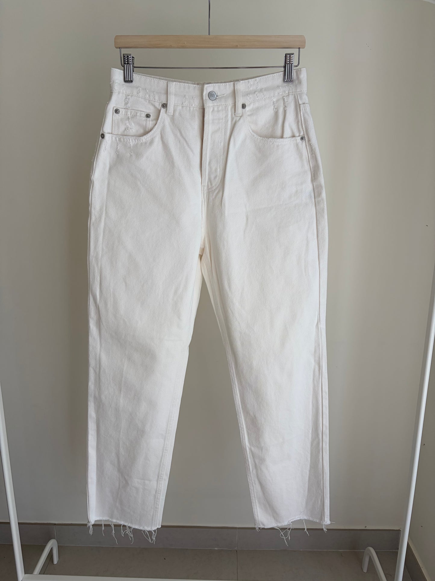 White Straight-Leg Jeans – Frayed Hem – Trendy Fit