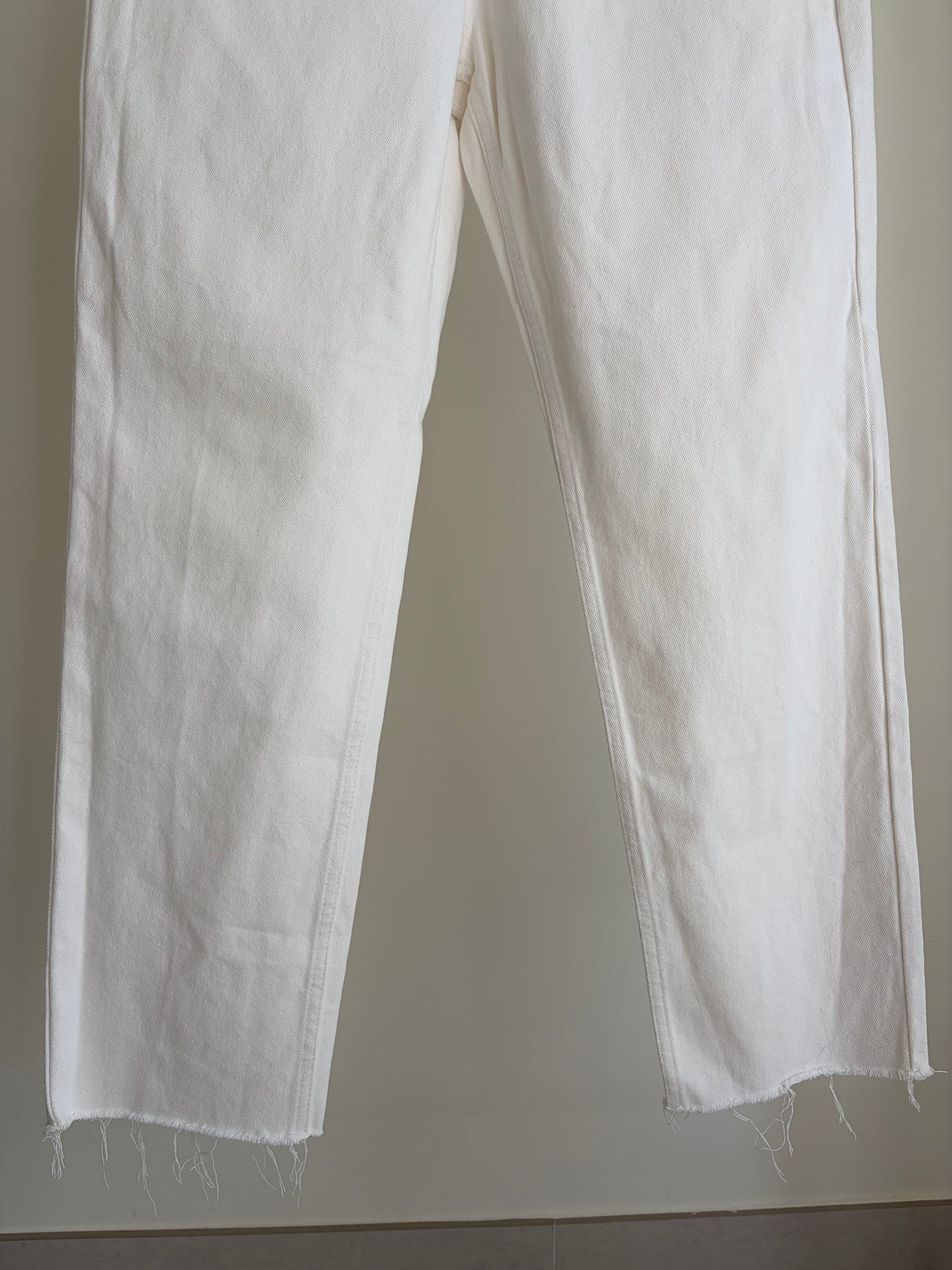 White Straight-Leg Jeans – Frayed Hem – Trendy Fit