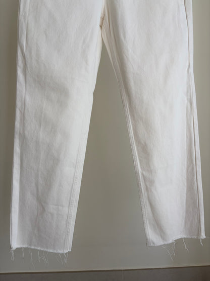 White Straight-Leg Jeans – Frayed Hem – Trendy Fit