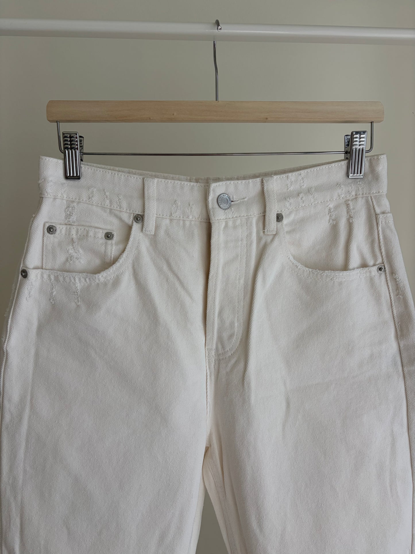 White Straight-Leg Jeans – Frayed Hem – Trendy Fit