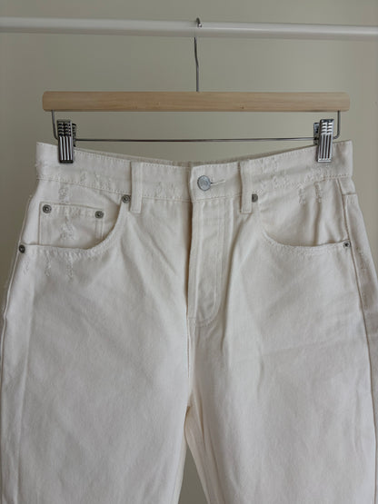 White Straight-Leg Jeans – Frayed Hem – Trendy Fit