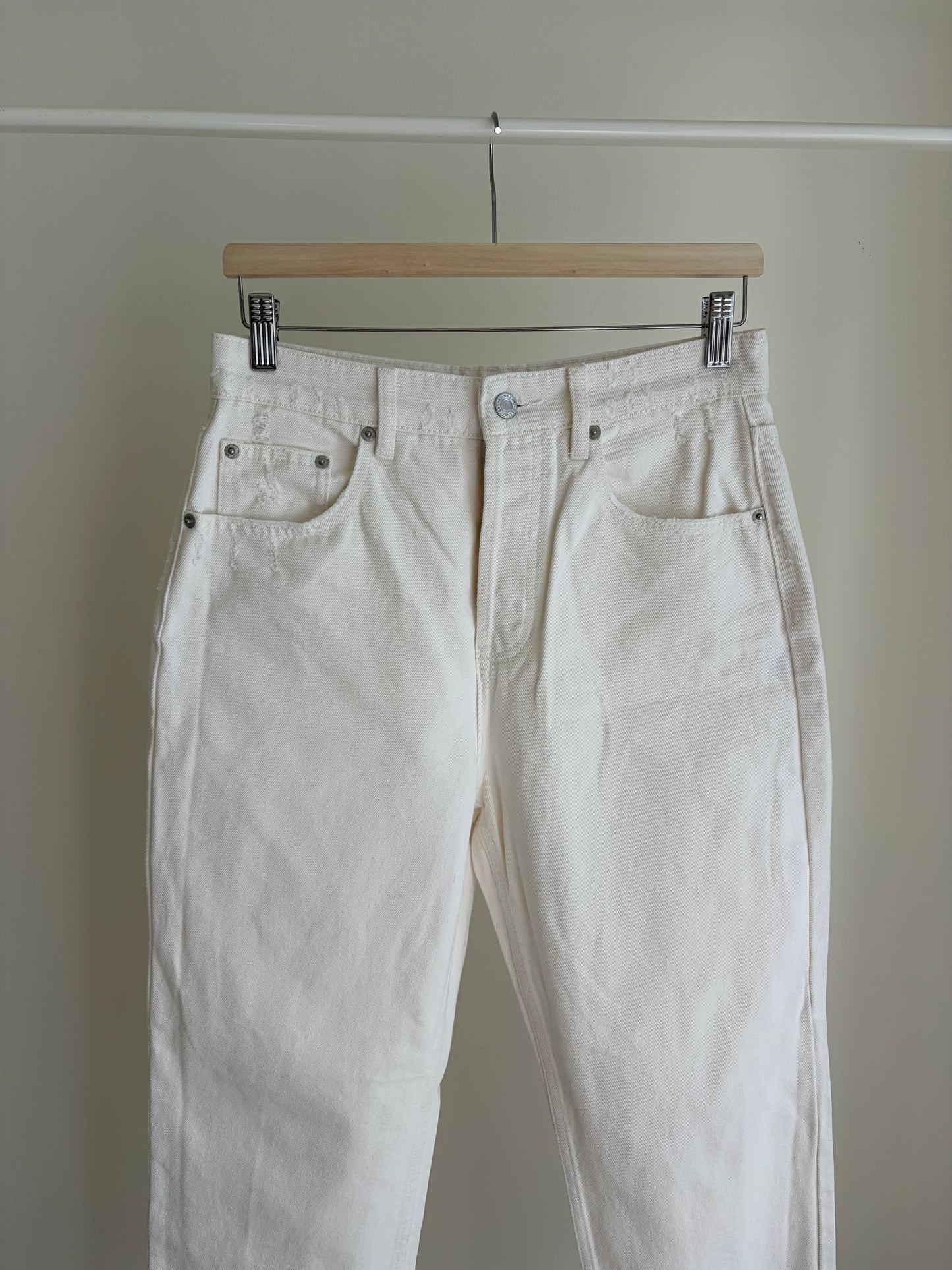 White Straight-Leg Jeans – Frayed Hem – Trendy Fit
