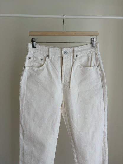 White Straight-Leg Jeans – Frayed Hem – Trendy Fit