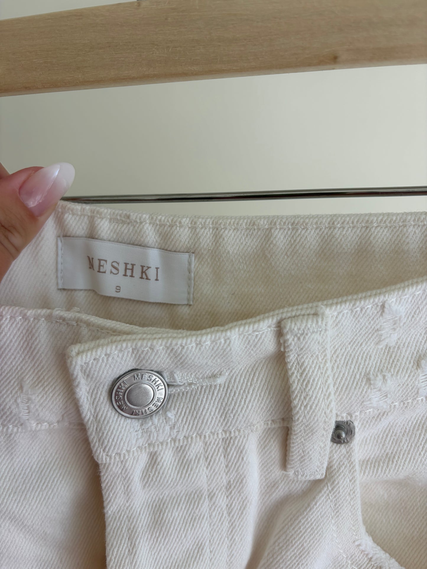 White Straight-Leg Jeans – Frayed Hem – Trendy Fit