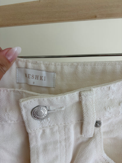 White Straight-Leg Jeans – Frayed Hem – Trendy Fit