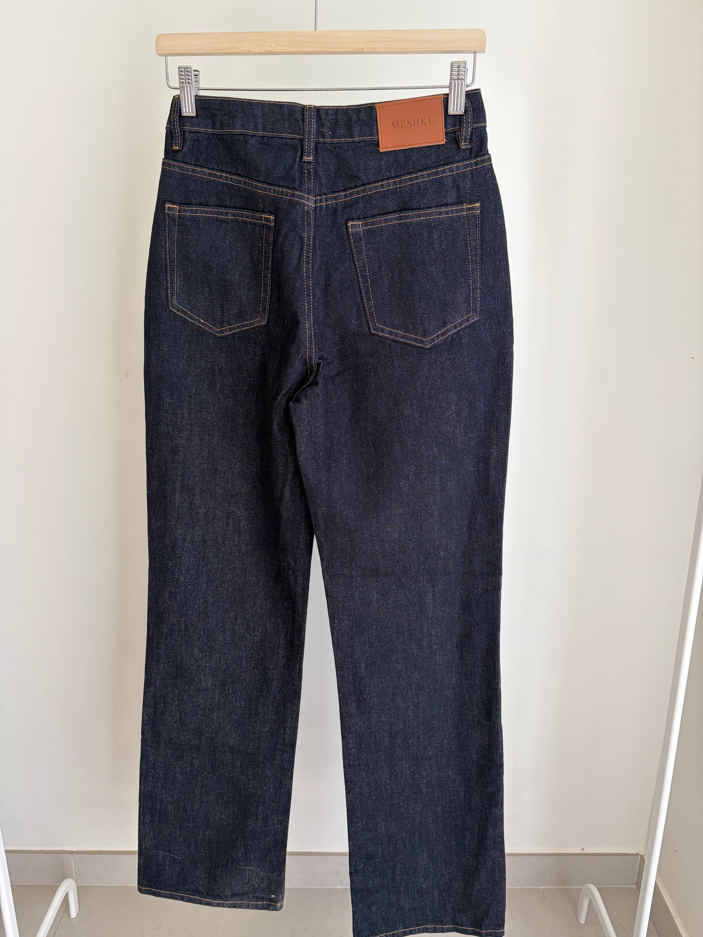 Dark Blue Straight-Leg Jeans – Classic Fit