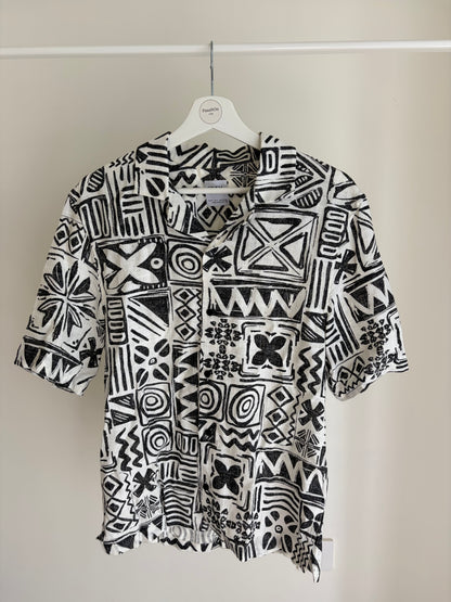 Black-and-white printed short-sleeve shirt