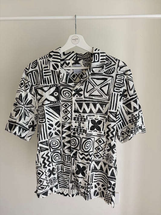 Black-and-white printed short-sleeve shirt