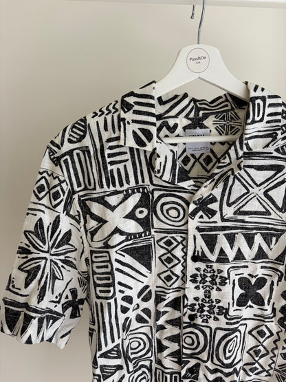 Black-and-white printed short-sleeve shirt