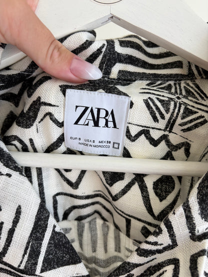 Black-and-white printed short-sleeve shirt