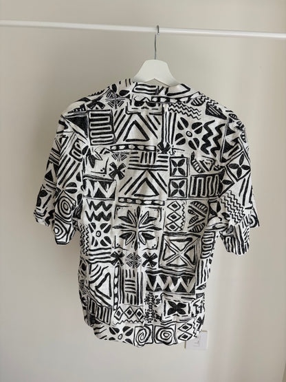 Black-and-white printed short-sleeve shirt
